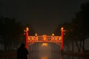 《深夜面包房》封面：凌晨操作台上的面团